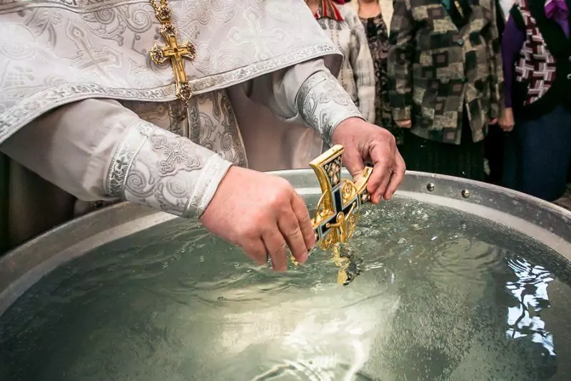 светена вода