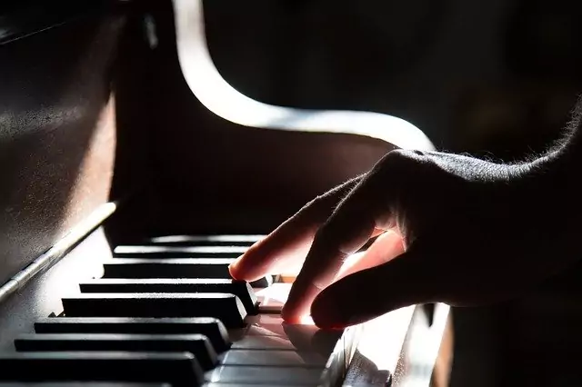 музика