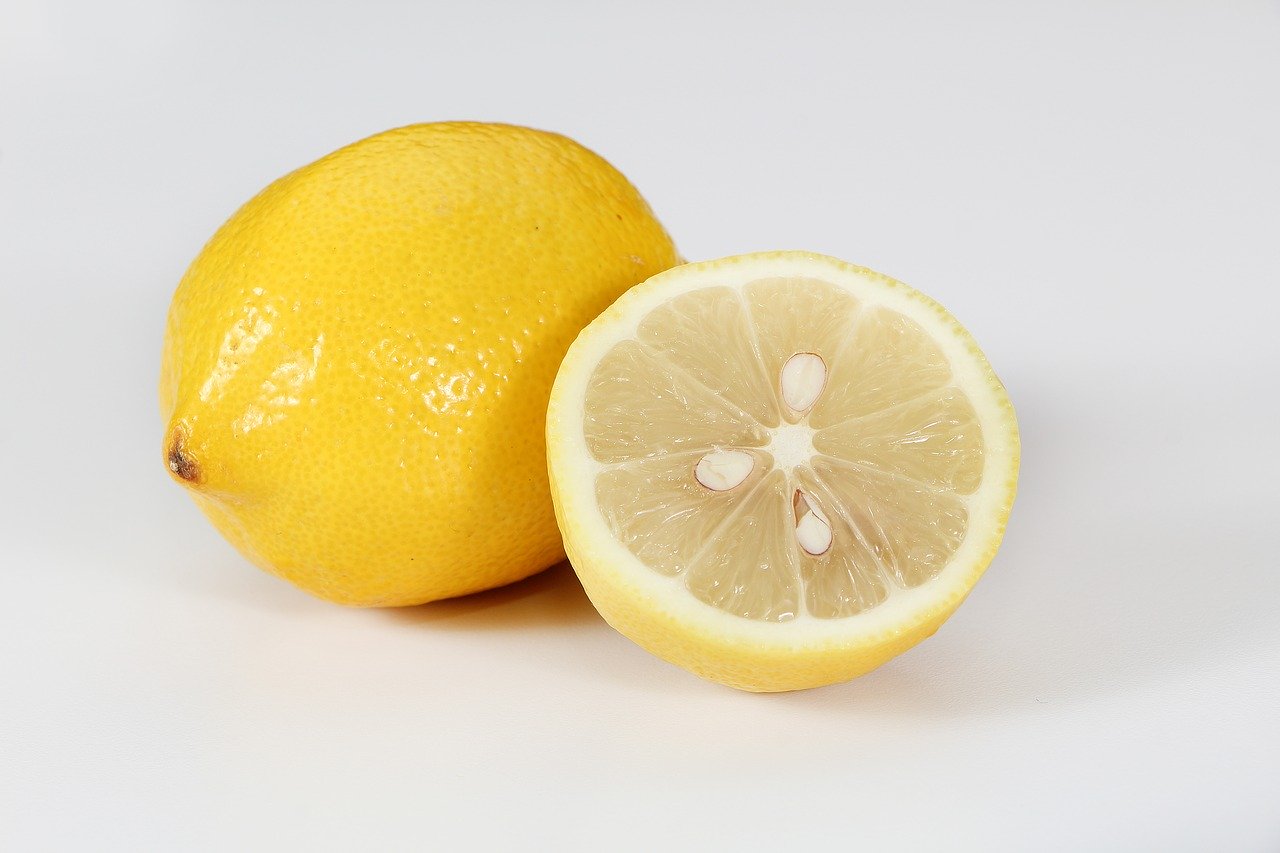 лимонът влиза в състава на много подмладяващи коктейли