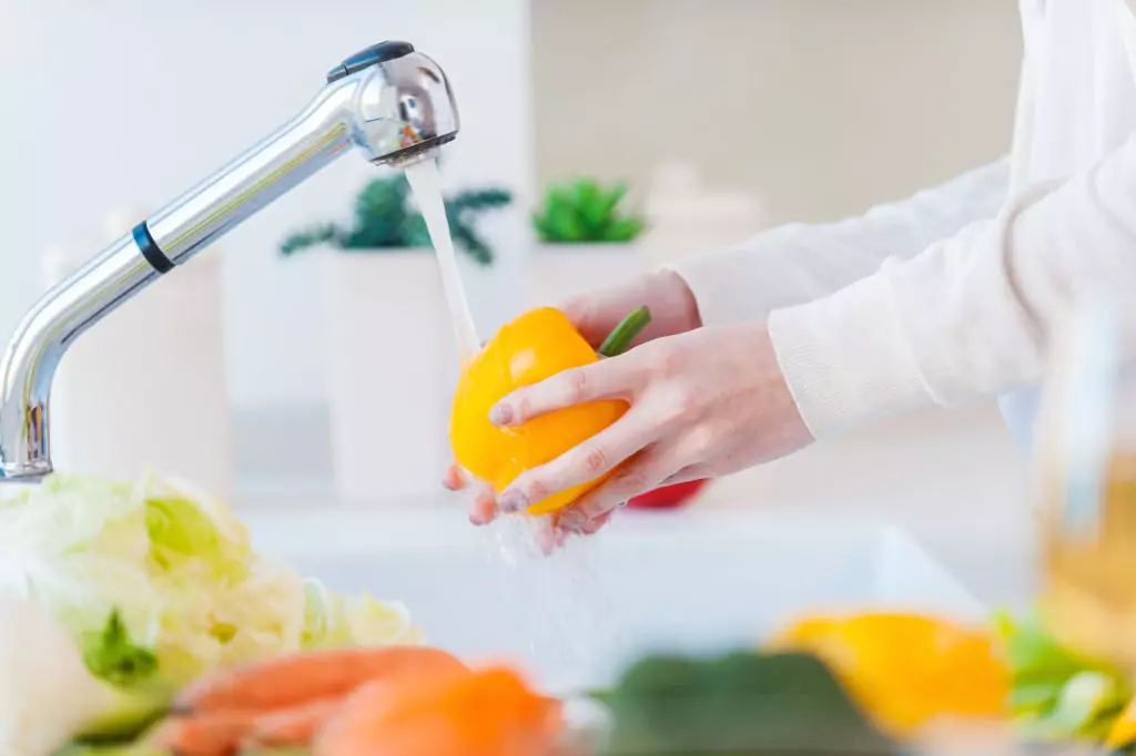 С какво да мием плодовете и зеленчуците преди консумация?