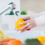 С какво да мием плодовете и зеленчуците преди консумация?
